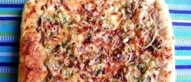 Пицца с фаршем и луком