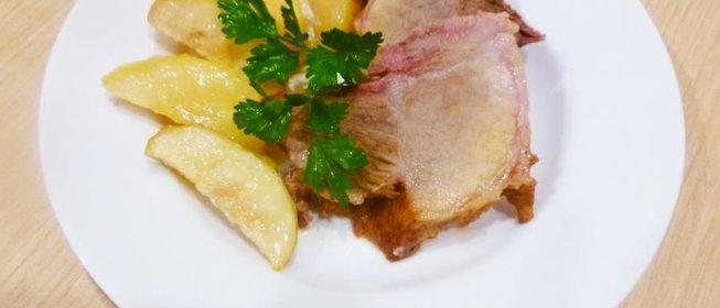 Свинина запеченная с яблоками