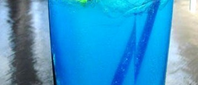 Коктейль «Голубая лагуна» с ананасом