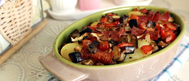 Запеканка из курицы, овощей и салями