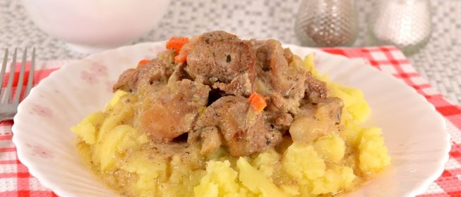 Свинина тушеная в сметанном соусе с корицей