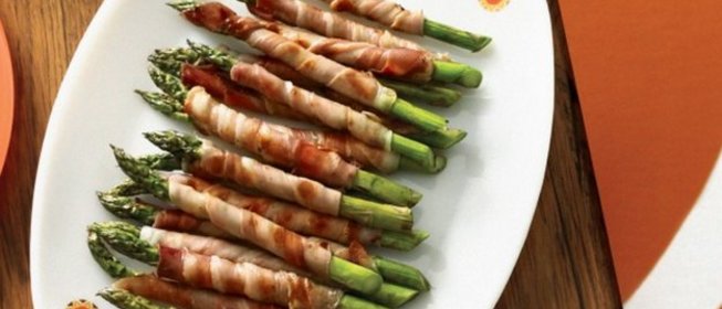 Спаржа в ветчине