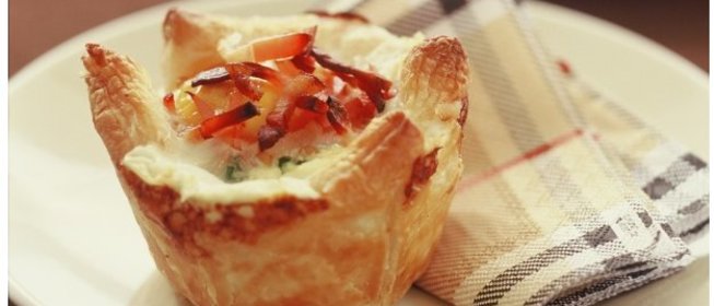 Корзиночки с беконом и яйцом