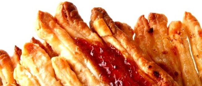 Жареный в тесте камамбер с клюквенным джемом