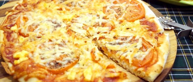 Пицца с помидорами