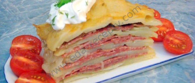 Картофельная запеканка с сыром и салями