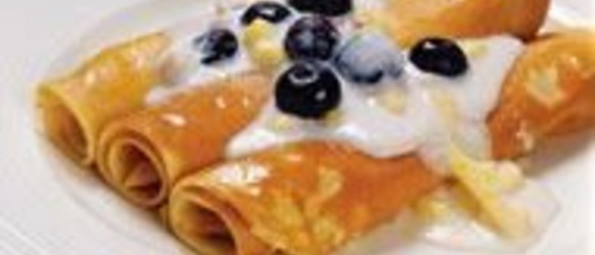 Блины с манной кашей и фруктами