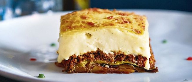 Мусака, овощная запеканка с говяжьим фаршем и соусом бешамель