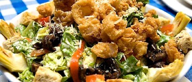 Салат «Цезарь» с креветками и вустерширским соусом