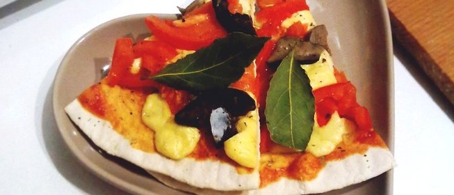 Пицца на бездрожжевом тесте с белыми маринованными грибами и гаудой