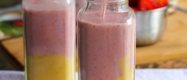 Молочный коктейль с клубникой и манго