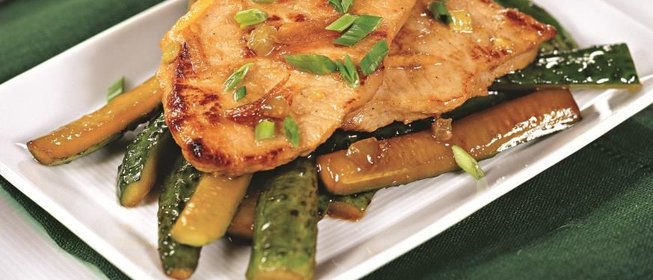 Свинина в медовом соусе с жареными огурцами