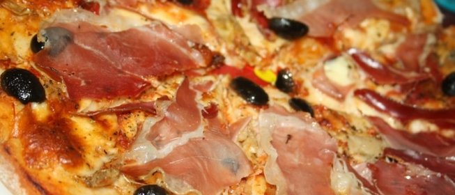 Очень вкусная пицца с хамоном и артишоками в итальянском стиле