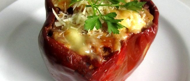 Перец, фаршированный мясом и рисом, в духовке