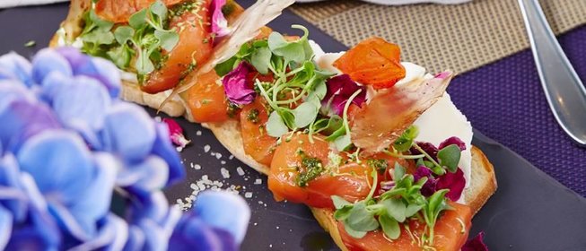 Брускетта с лососем, сливочным сыром и песто от Михаила Кукленко