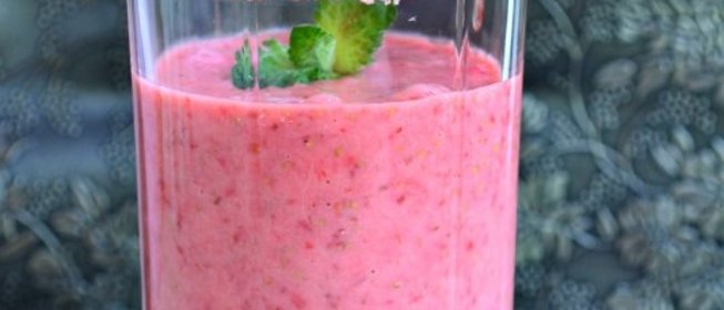 Клубничный коктейль с мятой