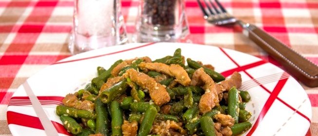 Свинина, жаренная со стручковой фасолью и кунжутом