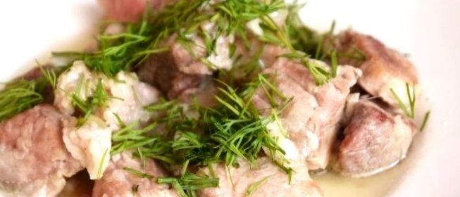 Тушеная свинина с луком