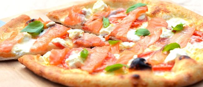 Пицца с филадельфией и маринованным лососем