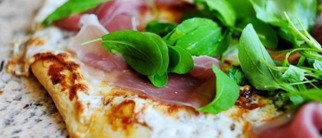 Быстрая пицца с моцареллой, ветчиной и соусом песто