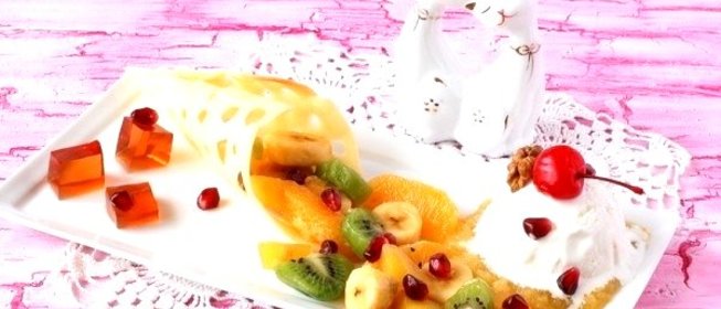 Фруктовый салат с мороженым и желе из глинтвейна