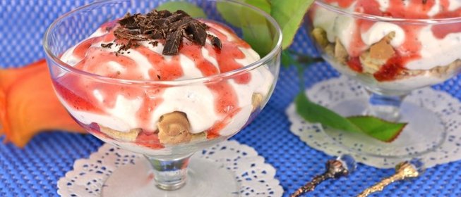 Творожный десерт с печеньем, клубничным джемом и шоколадом