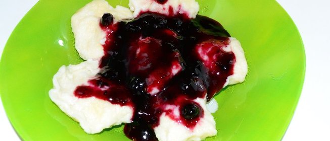 Галушки с черничным джемом