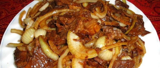 Говядина с маринованным луком