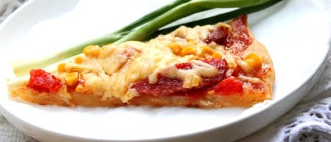 Домашняя пицца с колбасой и сыром