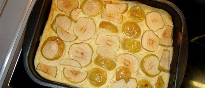Яблочная творожная запеканка