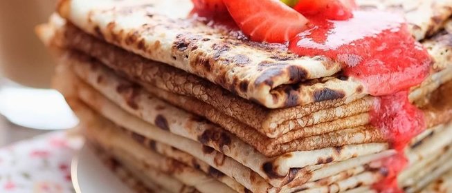 Нежнейшие блины на кефире с клубничным соусом