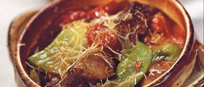 Свинина с овощами в горшочках