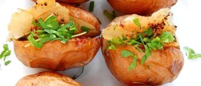 Печеный картофель с салатом и прошутто