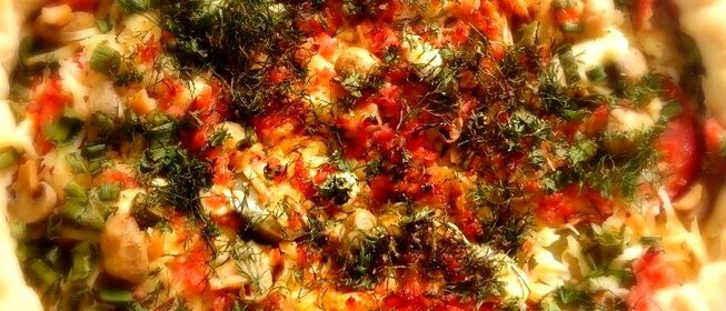 Летняя пицца с колбасой и овощами