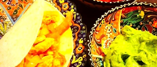 Фахитас с курицей с соусами сальса и гуакамоле