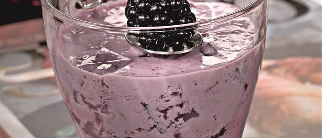 Сливочный коктейль с ежевикой