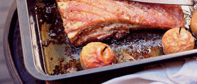 Свинина с фаршированными яблоками