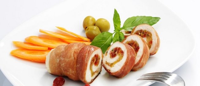 Куриный рулет в пищевой пленке