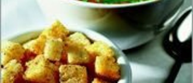 Куриный бульон с перцем и гренками