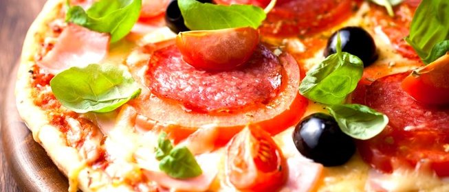 Пицца с салями, оливками и помидорами