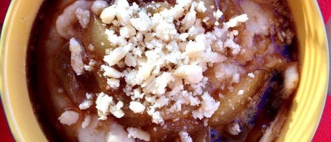 Грушевая манная каша с крошкой марципана и грушей в сиропе