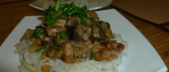 Свинина с баклажанами, рисовой лапшой и грибным соусом