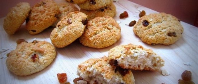 Овсяно-кокосовые печеньки с изюмом