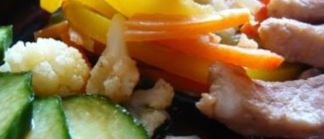 Свинина с овощами и салатом из огурцов