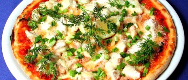 Пицца с сельдью и яйцами