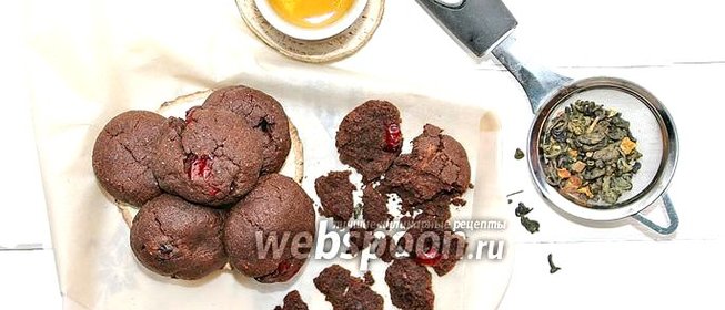 Шоколадное печенье с вишней