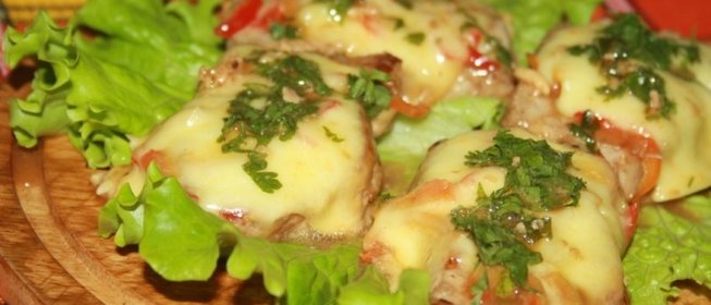 Свинина в маринаде из кунжутного дрессинга под шубой из моцареллы и болгарского перца