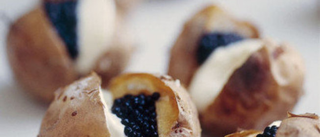 Картофель в мундире со сметаной и икрой