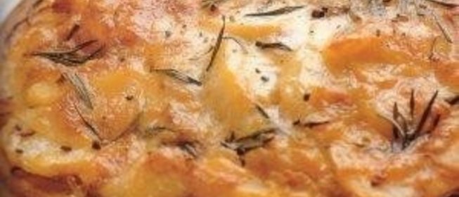 Пицца с картофелем, моцареллой и чесноком