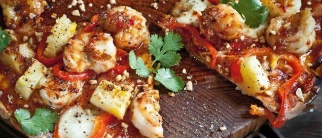 Пицца с острыми креветками и ананасом